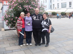 Auf dem Neupfarrplatz Elisabeth, Manu, Detlef und Bärbel